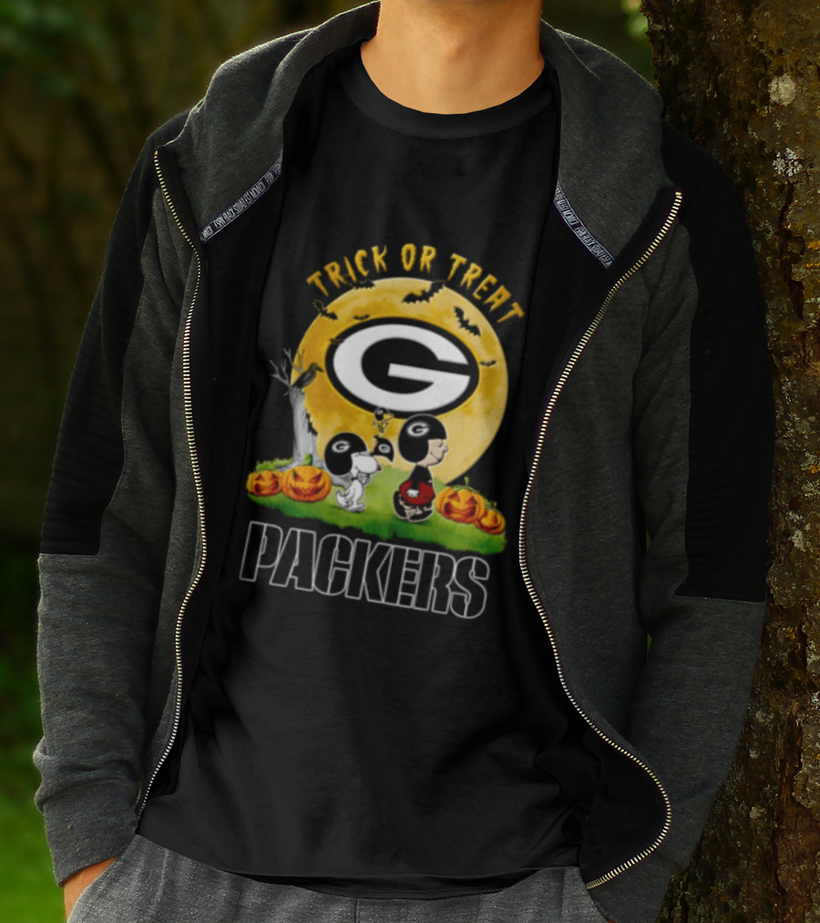 Green Bay Packers Trick Or Treat Charlie Brown Snoopy Pumpkins Moon T-Shirt