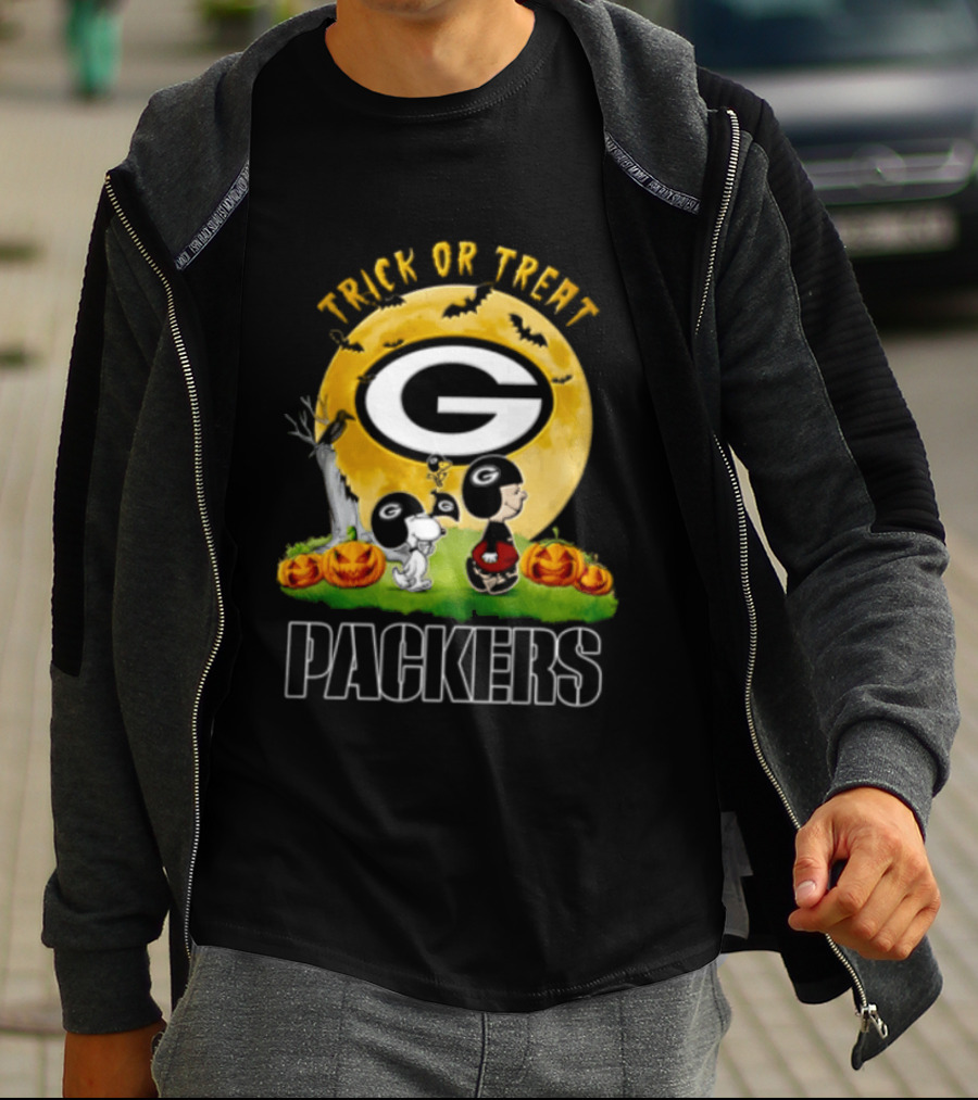 Green Bay Packers Trick Or Treat Charlie Brown Snoopy Pumpkins Moon T-Shirt