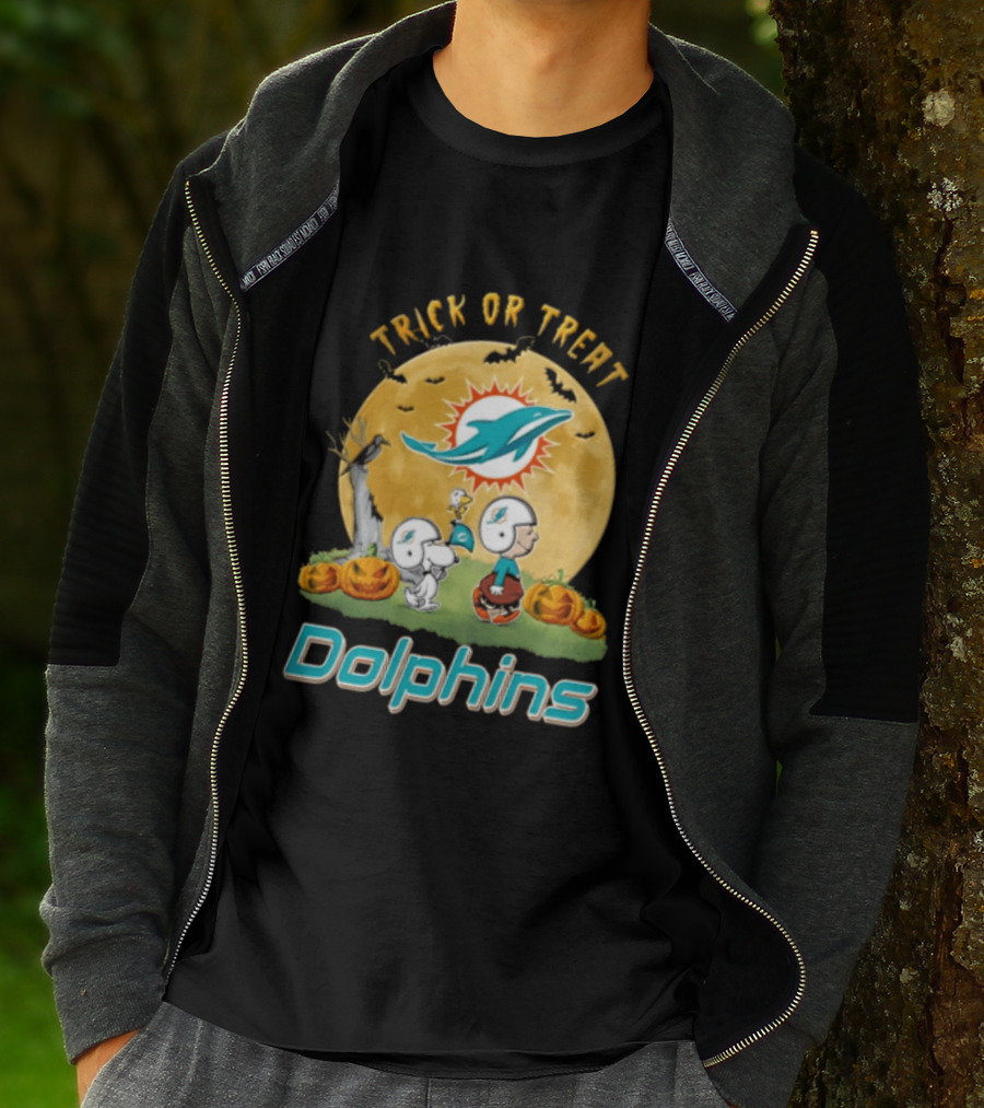 Miami Dolphins Trick Or Treat Charlie Brown Snoopy Full Moon Pumpkins T-Shirt