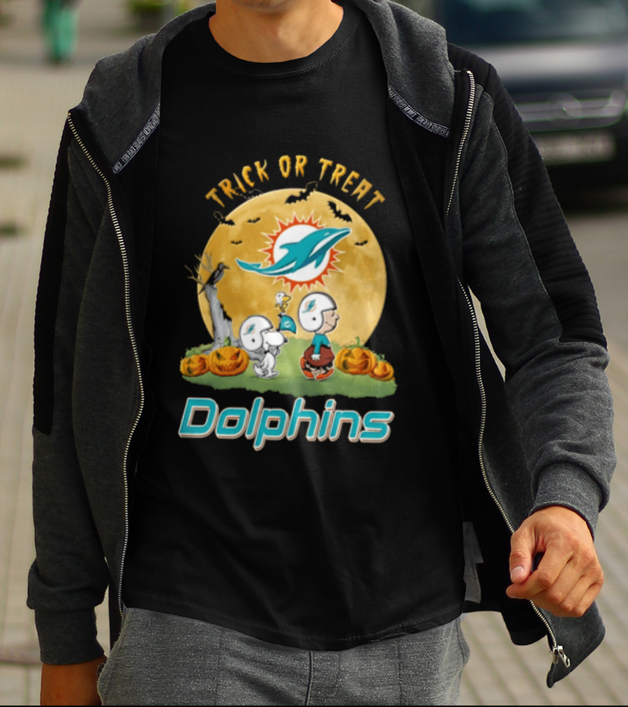 Miami Dolphins Trick Or Treat Charlie Brown Snoopy Full Moon Pumpkins T-Shirt