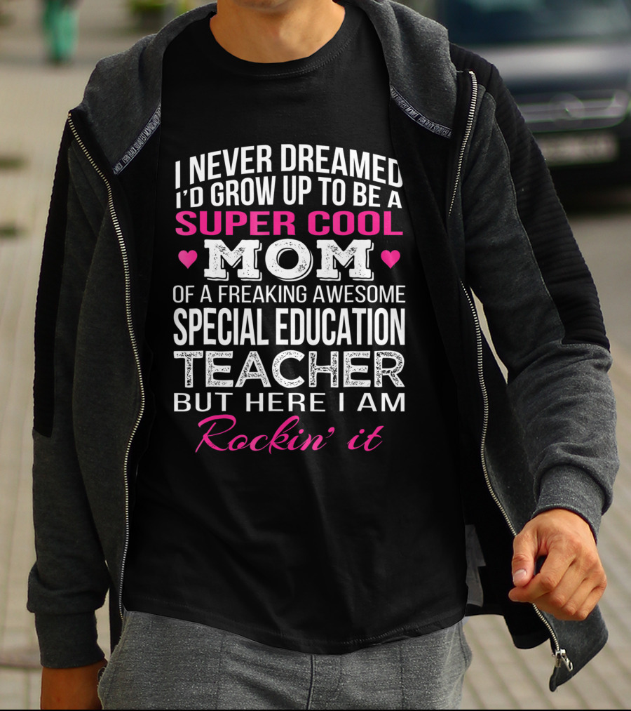 I Never Dreamed I'd Grow Up To Be A Super Cool Mom Special Education Teacher Rockin' It T-Shirt