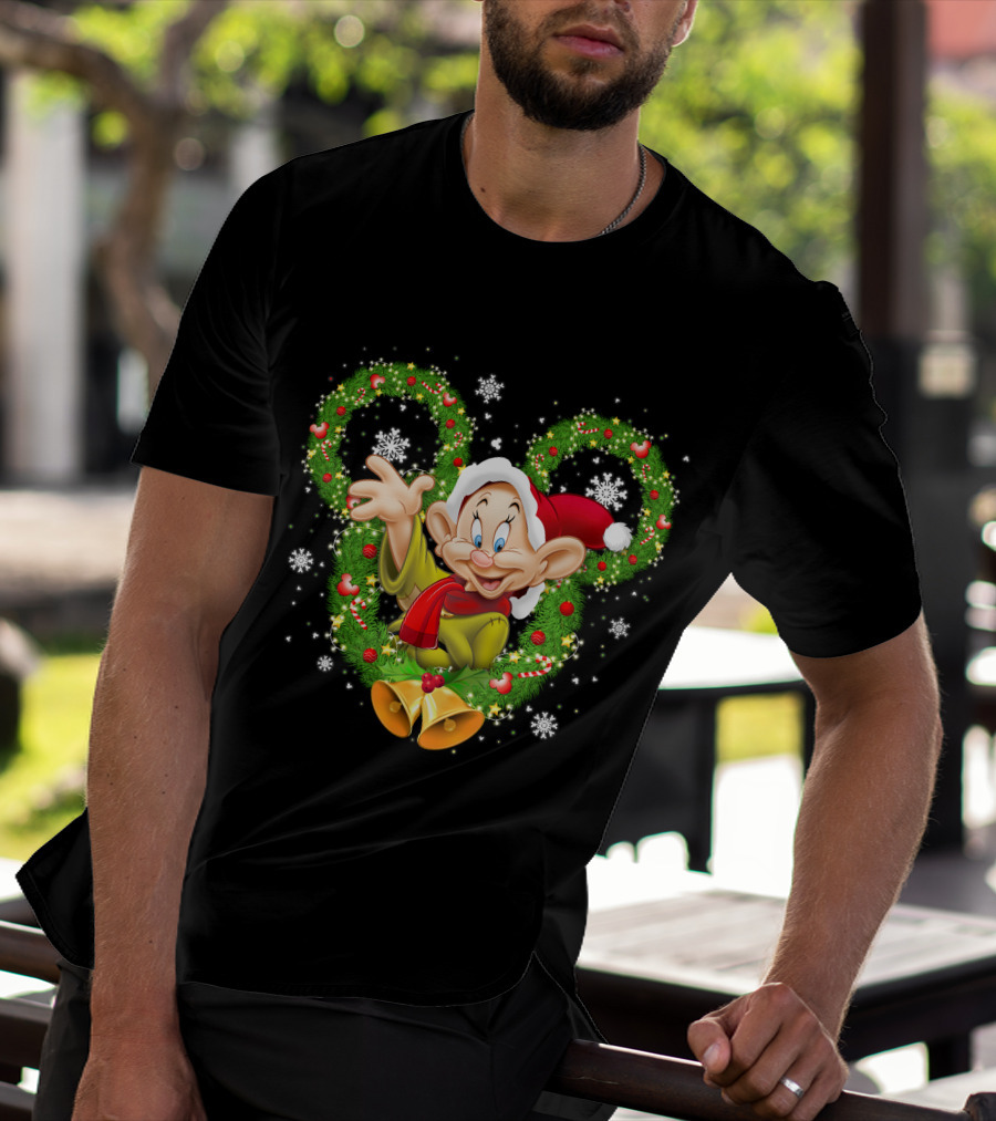 Dopey Christmas Disney Wreath Snowflakes And Santa Hat T-Shirt