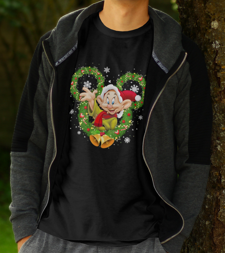 Dopey Christmas Disney Wreath Snowflakes And Santa Hat T-Shirt