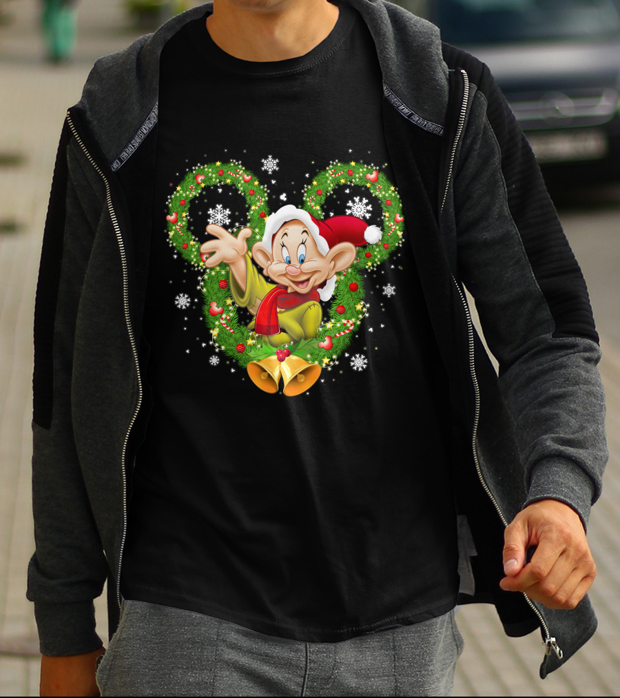 Dopey Christmas Disney Wreath Snowflakes And Santa Hat T-Shirt
