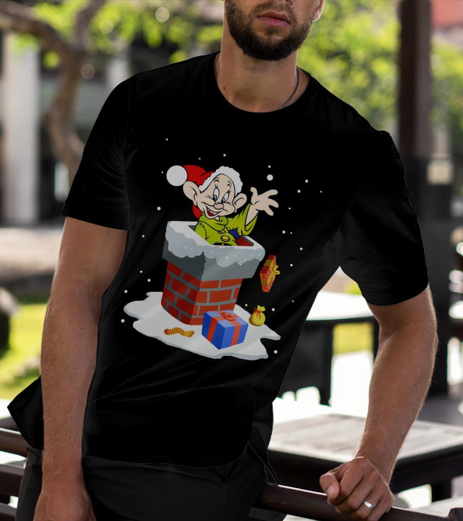 Dopey Santa Chimney Christmas Gifts Snow Scene T-Shirt