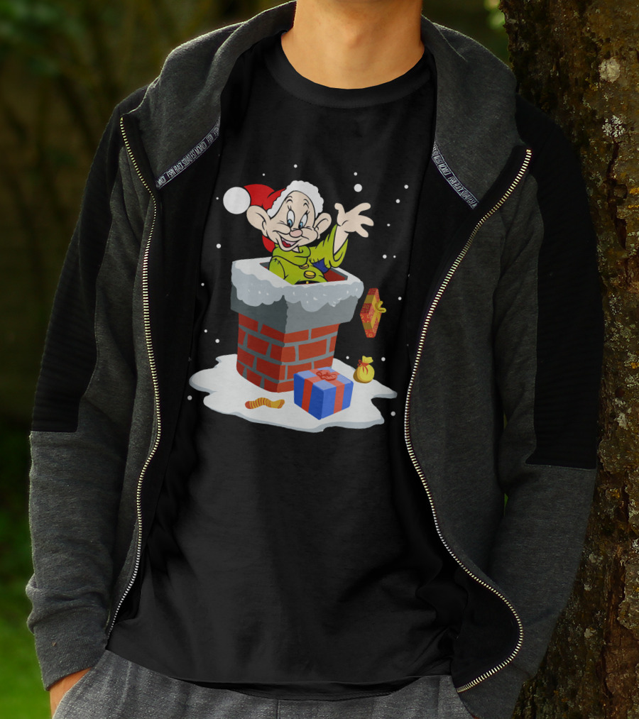 Dopey Santa Chimney Christmas Gifts Snow Scene T-Shirt