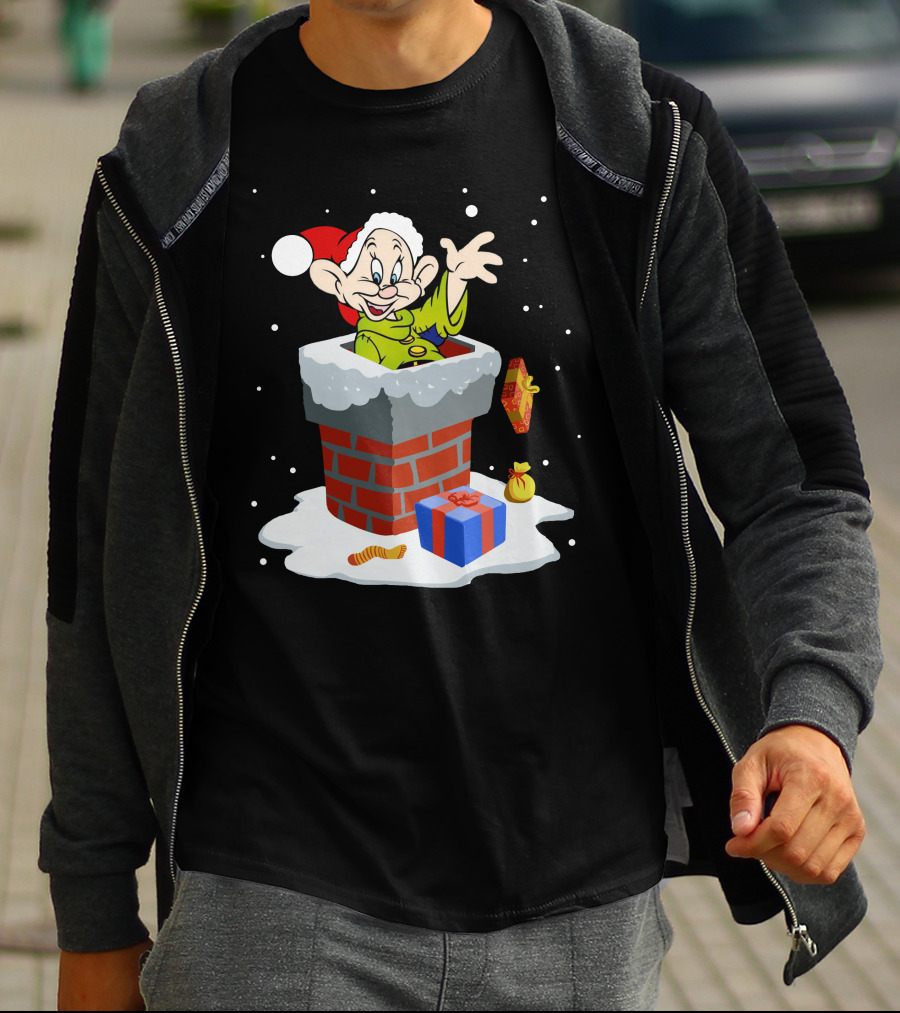 Dopey Santa Chimney Christmas Gifts Snow Scene T-Shirt