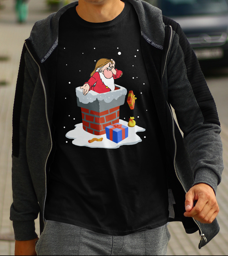 Grumpy Dwarf Stuck In Chimney With Christmas Gifts Snow Scene T-Shirt