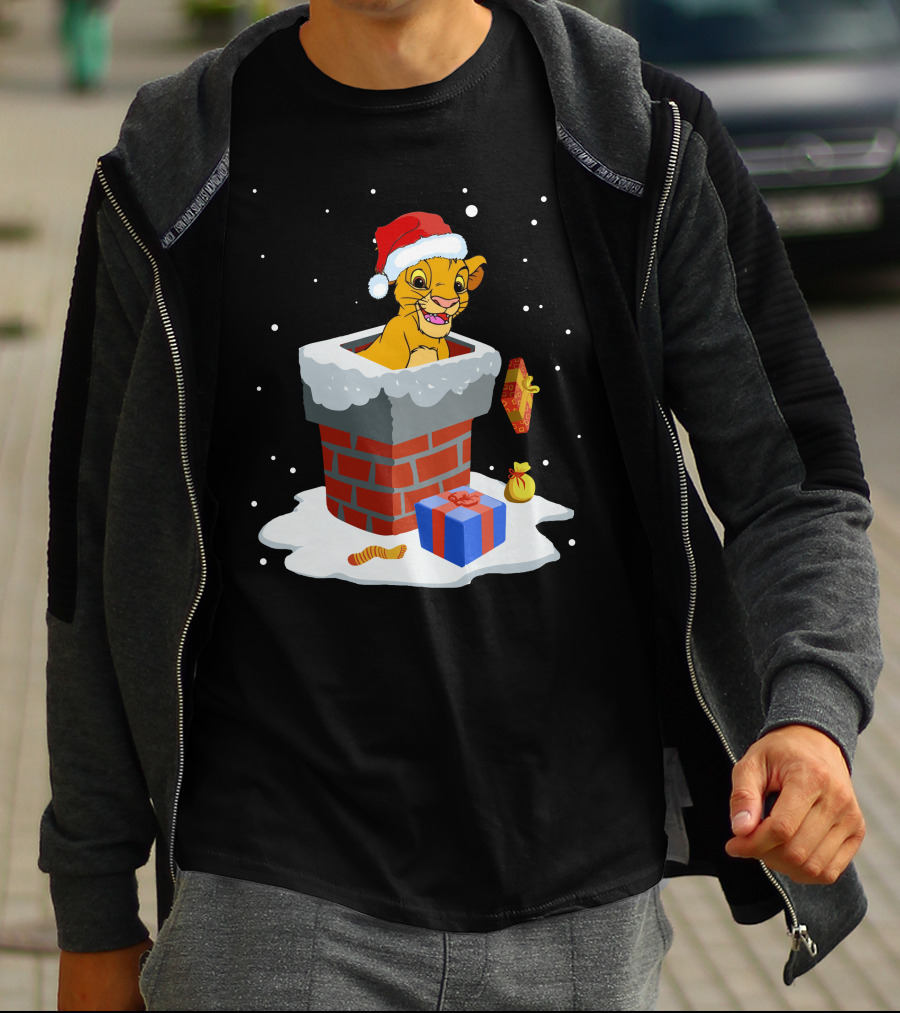 Simba In Santa Hat Popping Out Of Chimney With Christmas Gifts T-Shirt