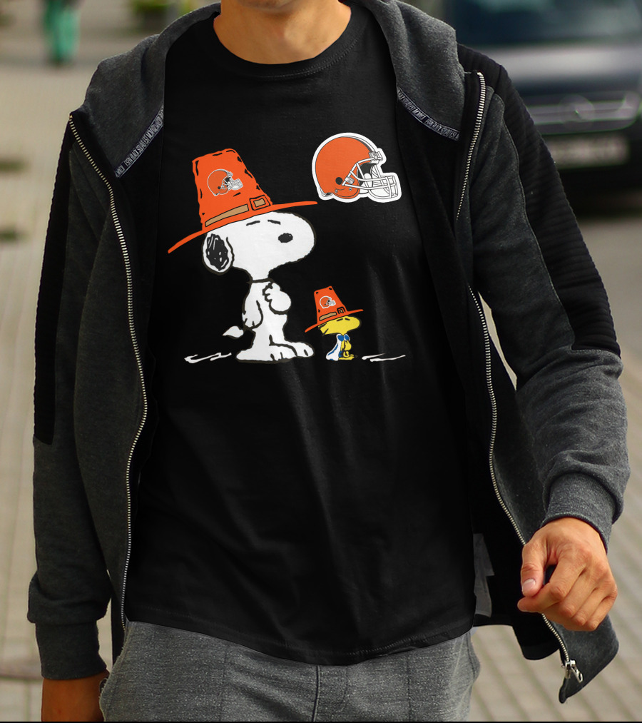 Browns Snoopy And Woodstock Pilgrim Hats Nfl Football Helmet T-Shirt