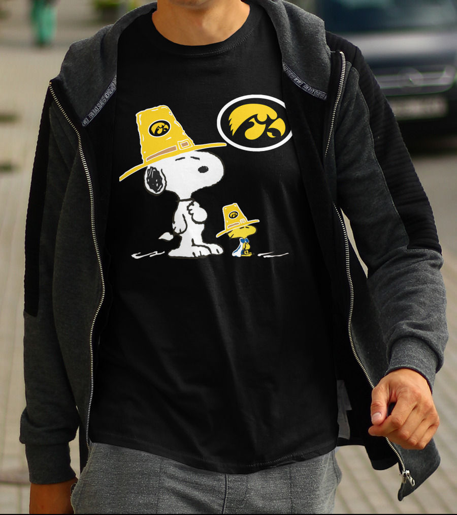 Iowa Hawkeyes Snoopy And Woodstock Pilgrim Hats Peanuts Football Fan T-Shirt