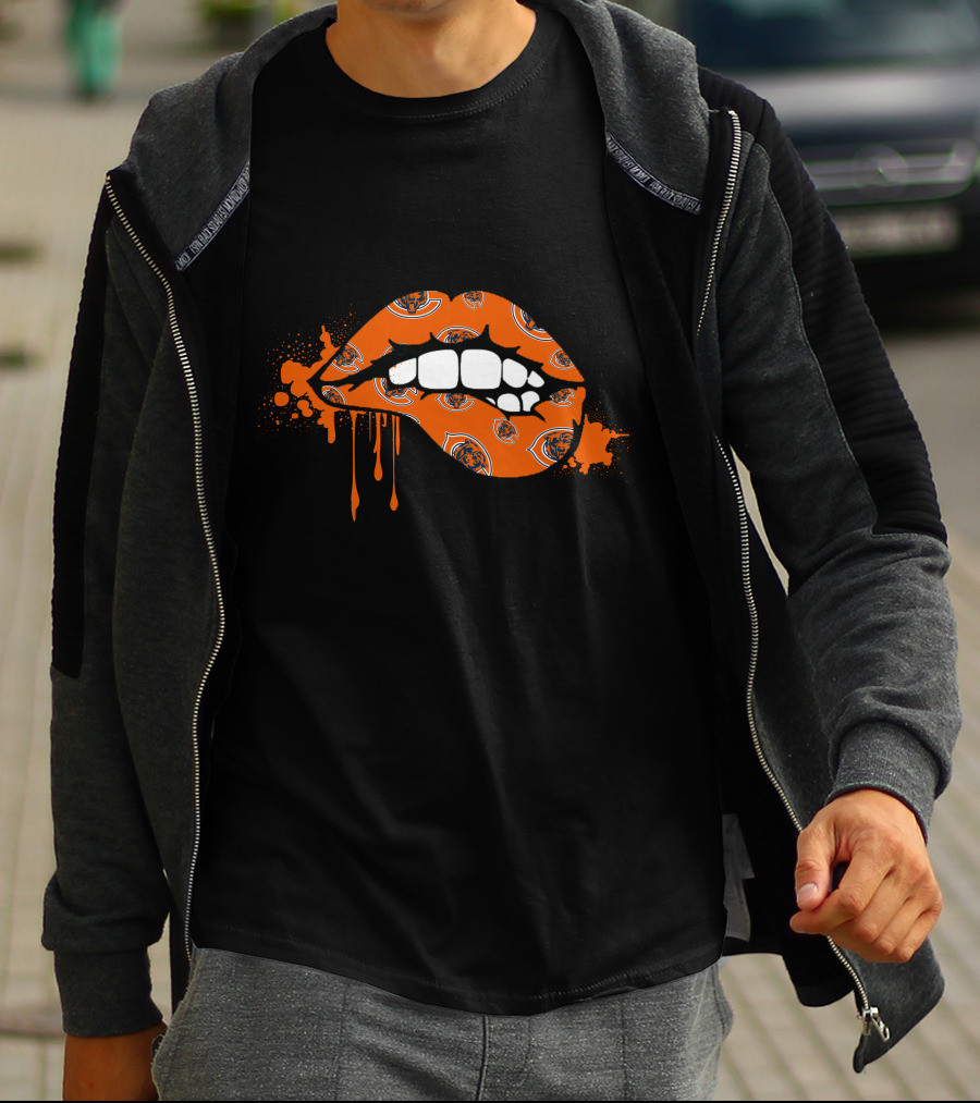 Dripping Lips With Chicago Bears Logo T-Shirt