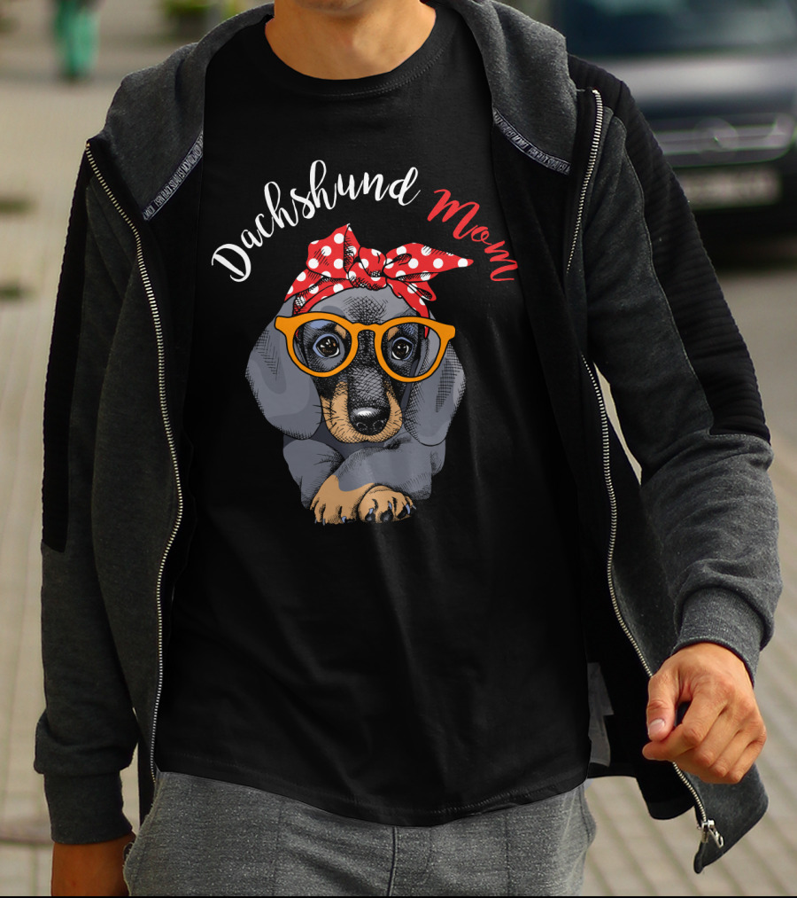 Dachshund Mom Red Polka Dot Turban And Glasses T-Shirt