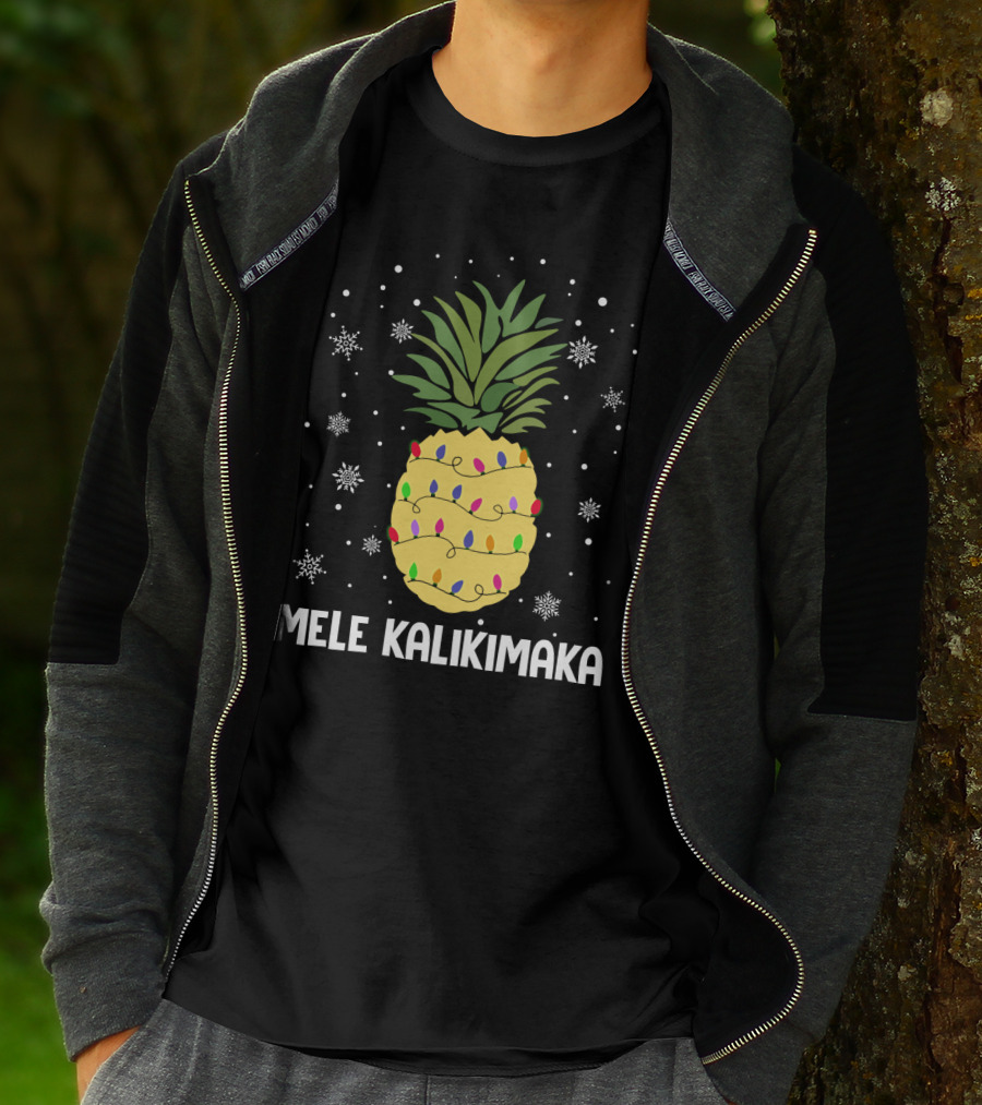 Mele Kalikimaka Pineapple Christmas Lights And Snowflakes T-Shirt