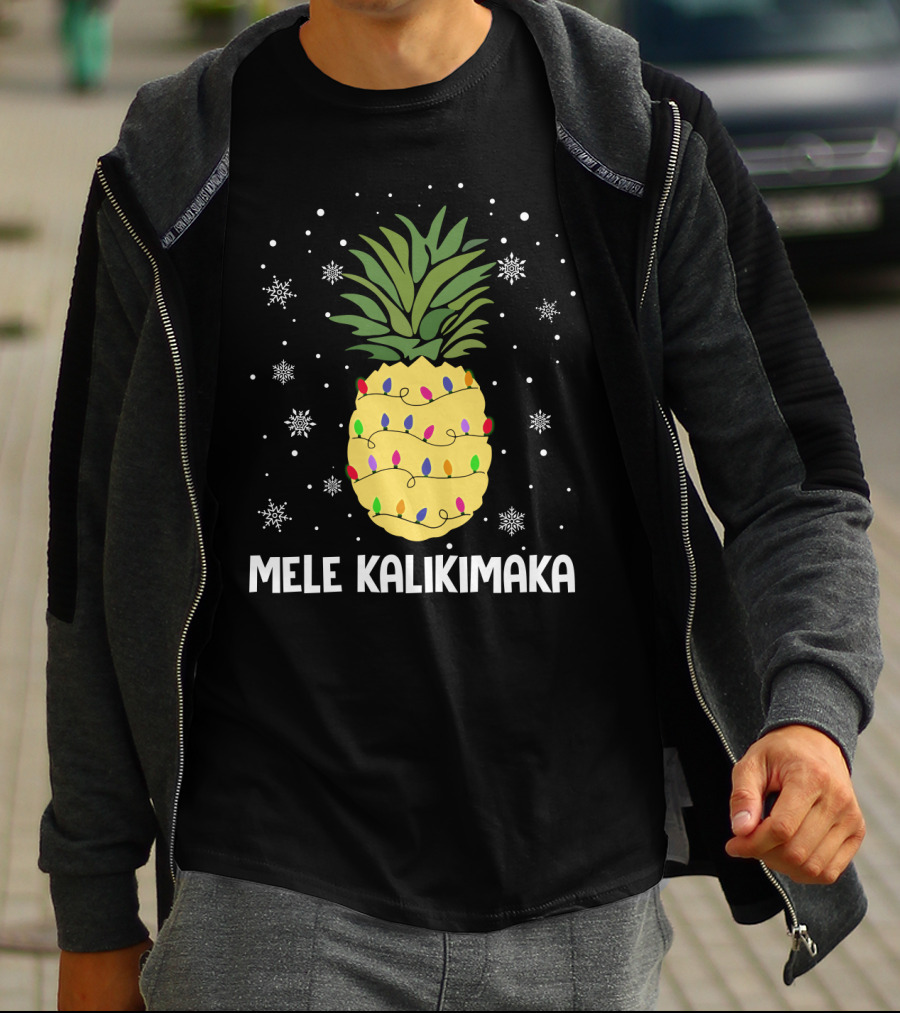 Mele Kalikimaka Pineapple Christmas Lights And Snowflakes T-Shirt
