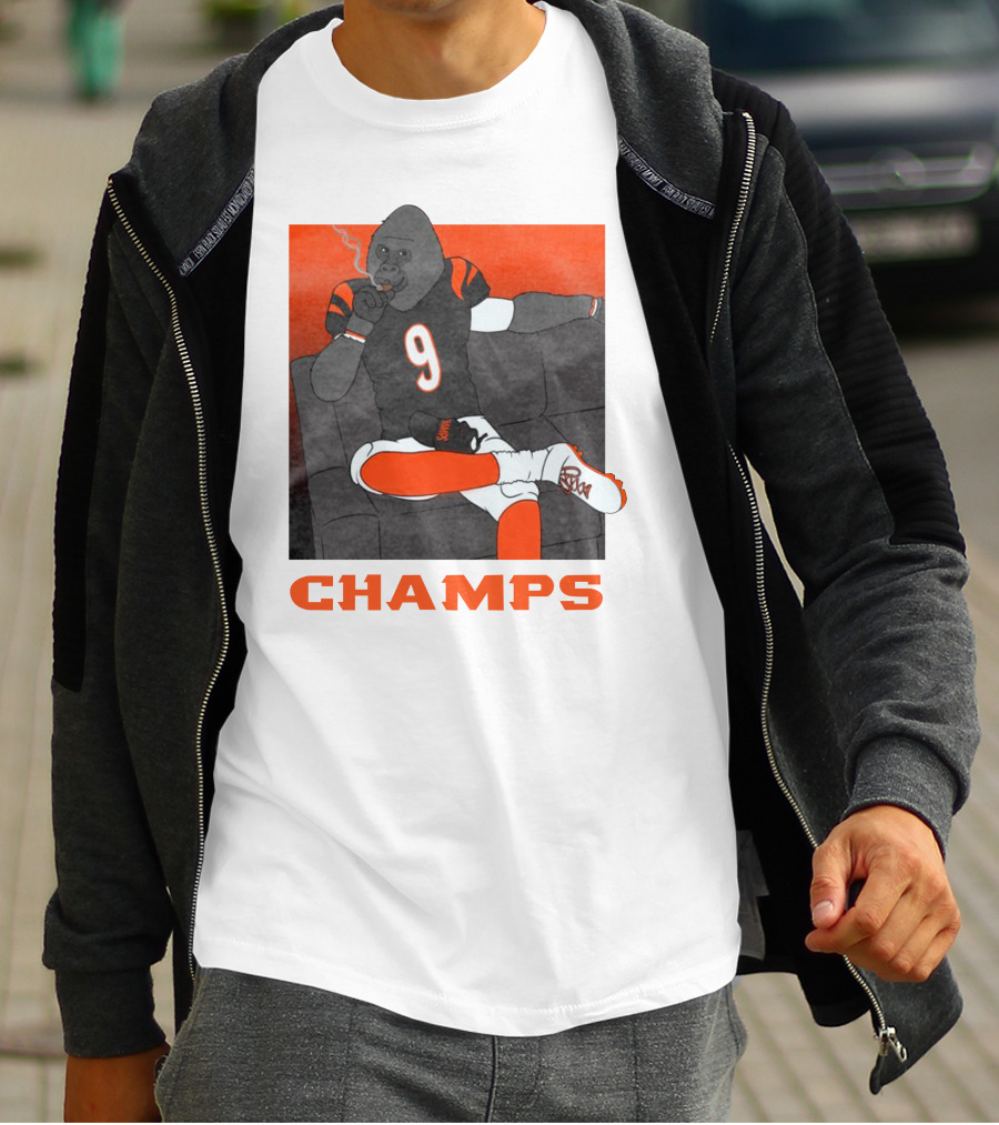 Champs Barstools Big Cat Smoking Gorilla Number 9 Football Player T-Shirt