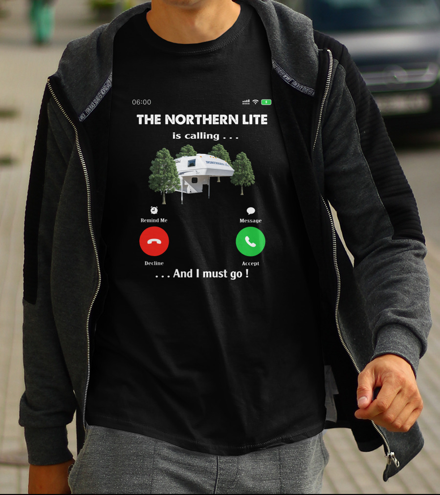 THE NORTHERN LITE IS CALLING AND I MUST GO CAMPING TRIP RV CAMPER T-Shirt