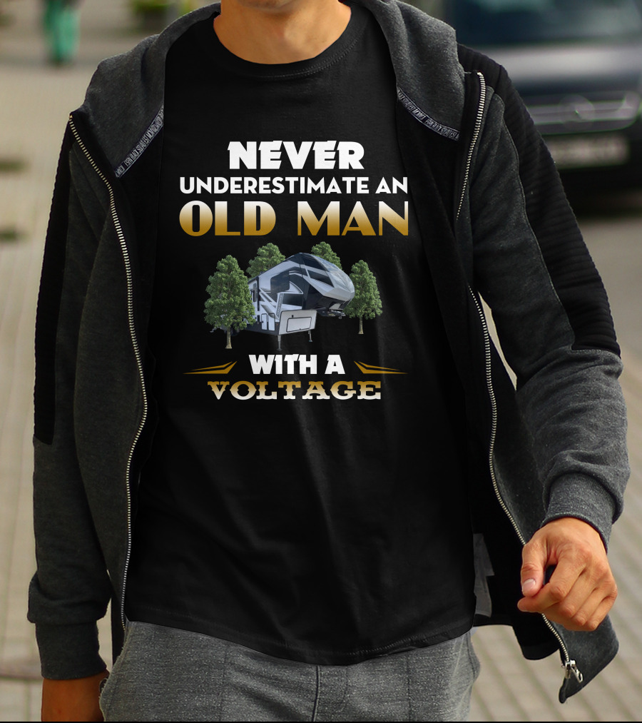 NEVER UNDERESTIMATE AN OLD MAN WITH A VOLTAGE 4195 RV CAMPING ADVENTURE T-Shirt