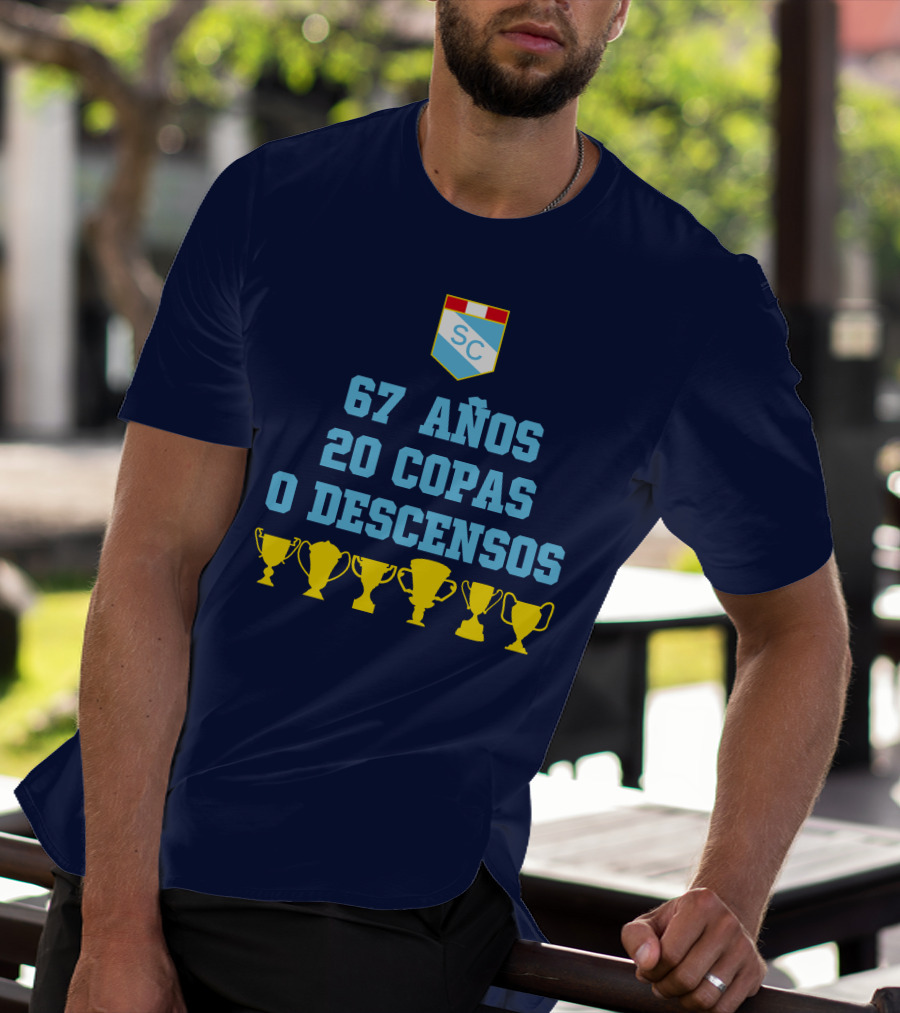 67 Años 20 Copas 0 Descensos SC Shield With Trophy Icons T-Shirt