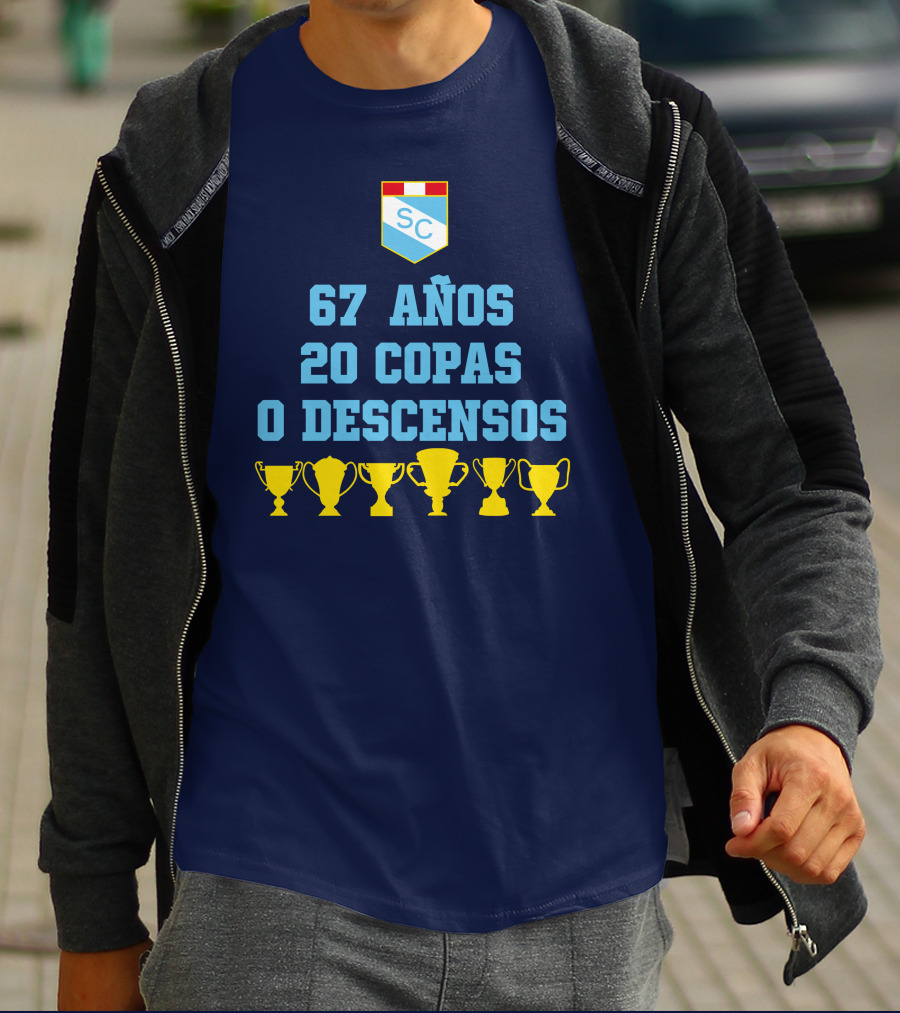67 Años 20 Copas 0 Descensos SC Shield With Trophy Icons T-Shirt