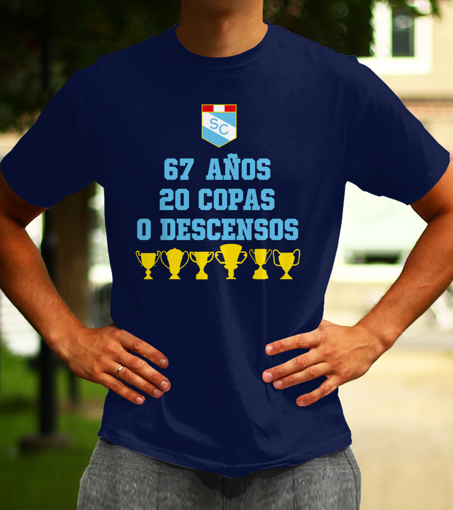 67 Años 20 Copas 0 Descensos SC Shield With Trophy Icons T-Shirt