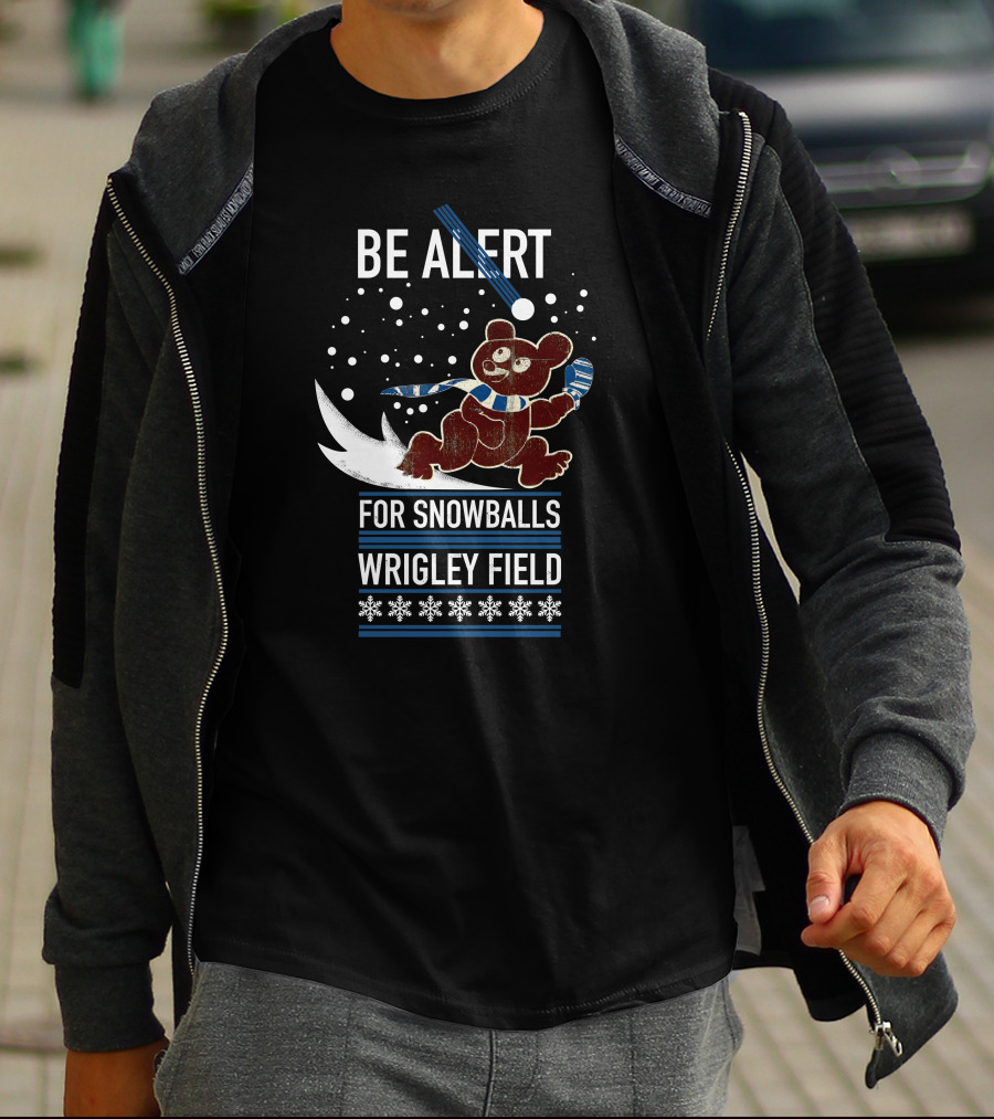 Wrigley Field Be Alert For Snowballs Bear With Scarf T-Shirt