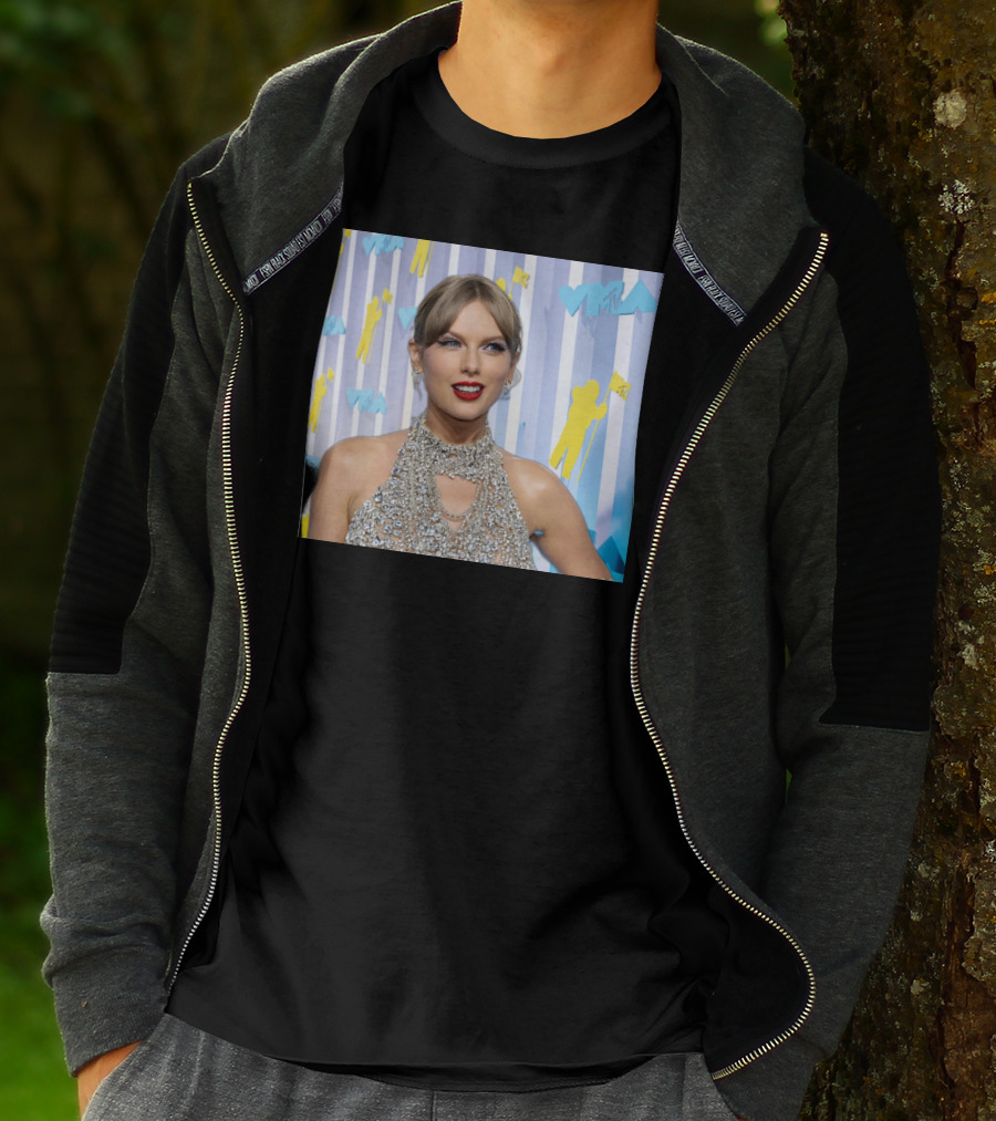 Taylor Swift MTV VMA Red Carpet Look With Silver Sequin Dress T-Shirt