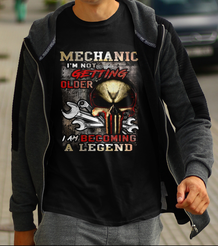 MECHANIC I'M NOT GETTING OLDER I AM BECOMING A LEGEND T-Shirt