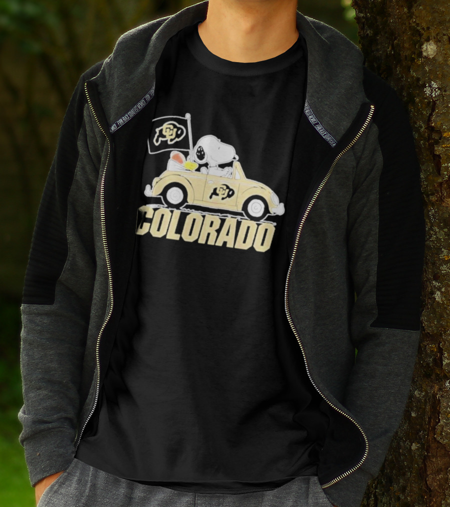 Snoopy And Woodstock Drive Colorado Buffaloes Car With Flag T-Shirt