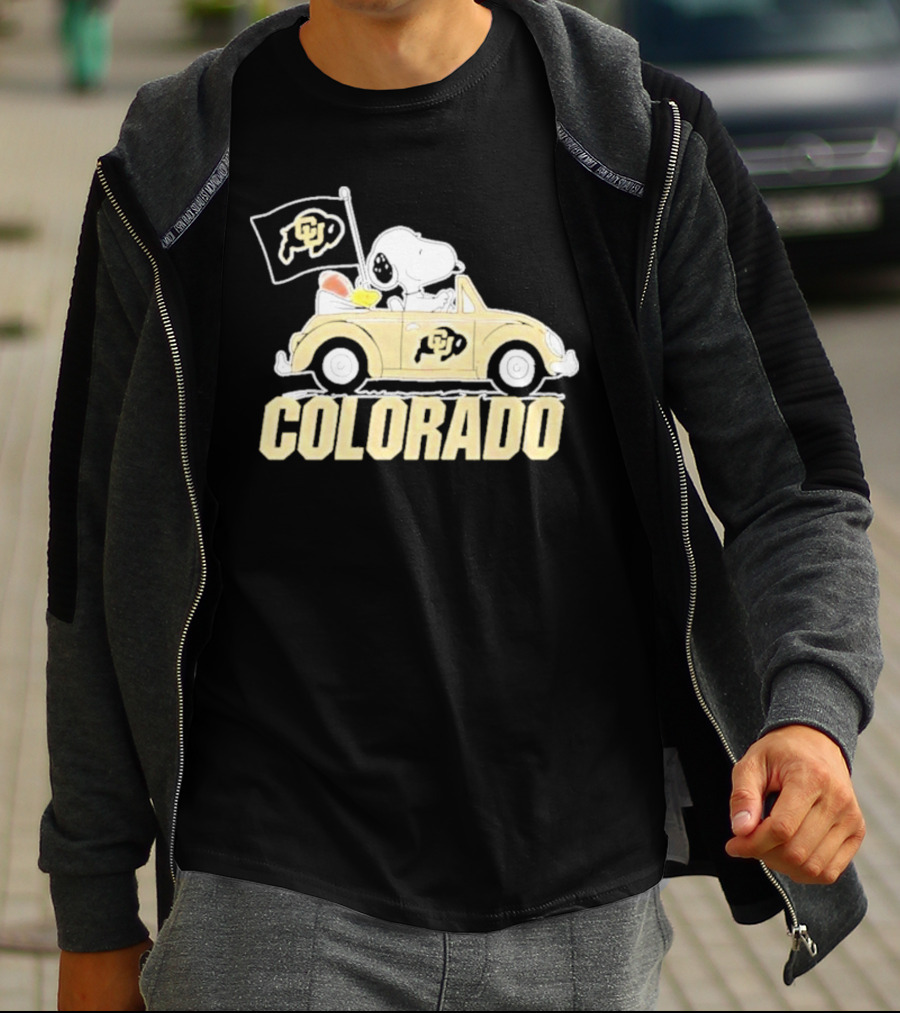 Snoopy And Woodstock Drive Colorado Buffaloes Car With Flag T-Shirt