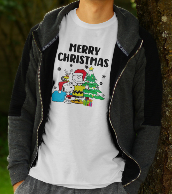 Charlie Snoopy Woodstock Merry Christmas Tree Santa Hats T-Shirt