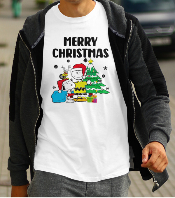 Charlie Snoopy Woodstock Merry Christmas Tree Santa Hats T-Shirt