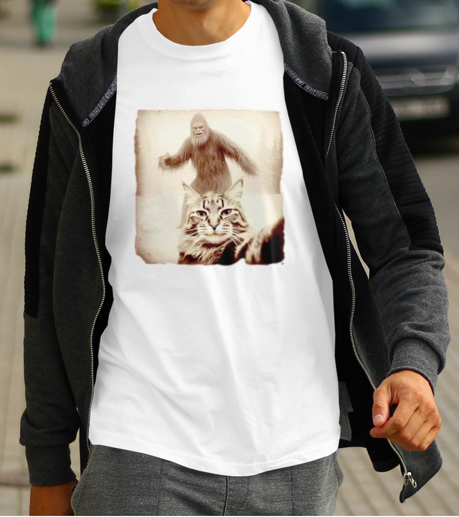 Bigfoot Photobombing Cat Selfie T-Shirt