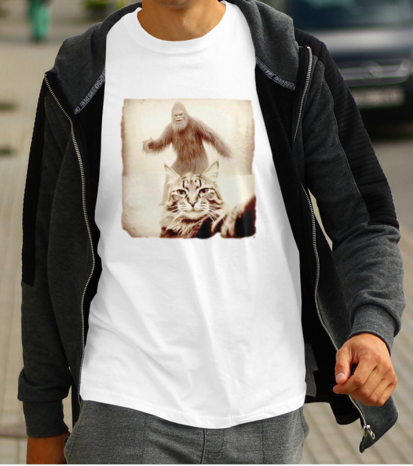 Bigfoot Photobombing Cat Selfie T-Shirt