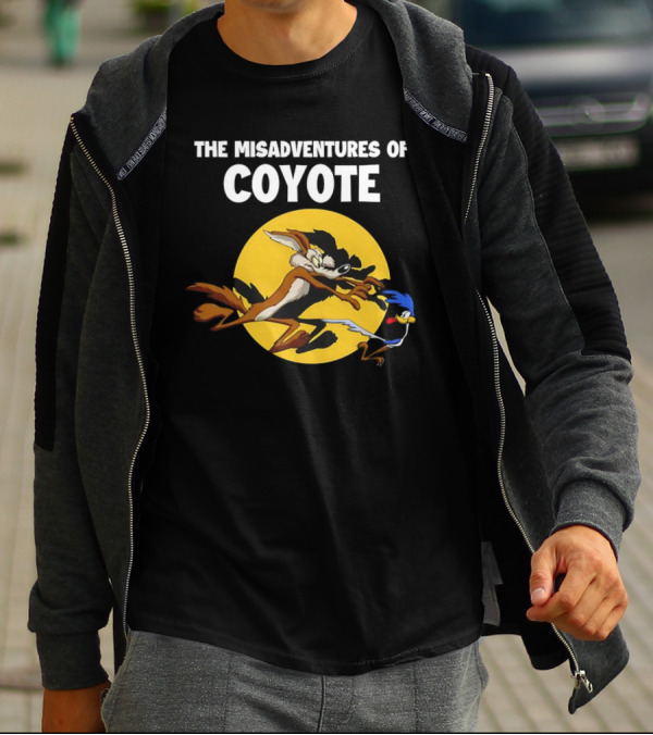 The Misadventures Of Coyote And Road Runner Chase Scene Moon背景 T-Shirt