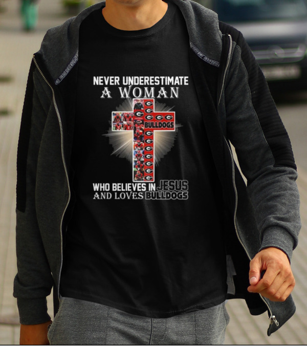 Never Underestimate A Woman Who Believes In Jesus And Loves Georgia Bulldogs T-Shirt