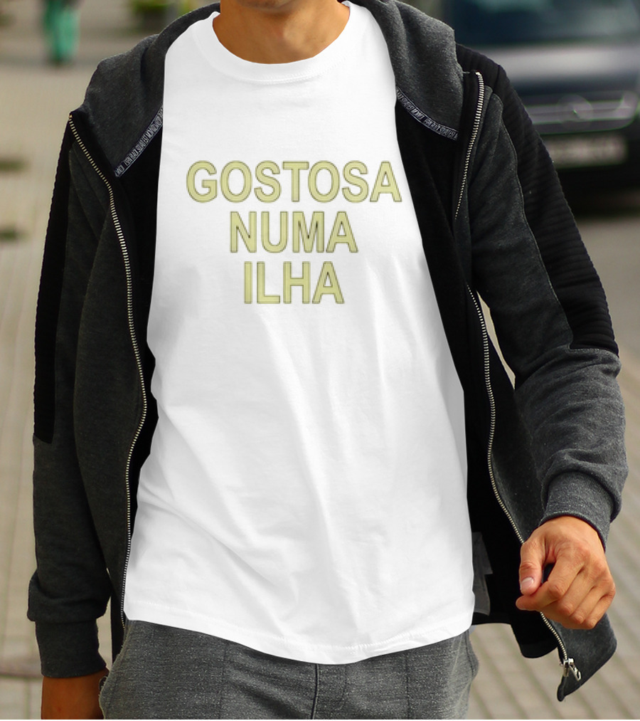 Gostosa Numa Ilha T-Shirt