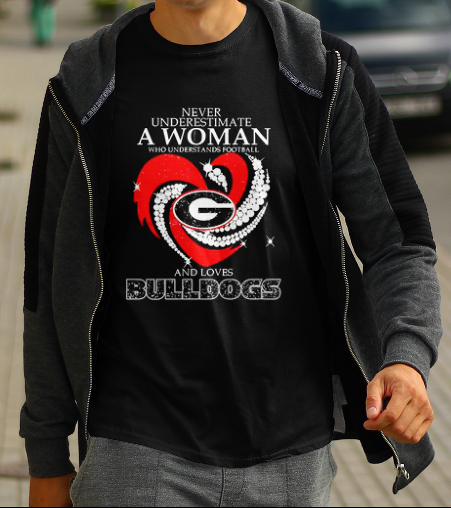 Never Underestimate A Woman Who Understands Football And Loves Bulldogs Georgia Fan T-Shirt
