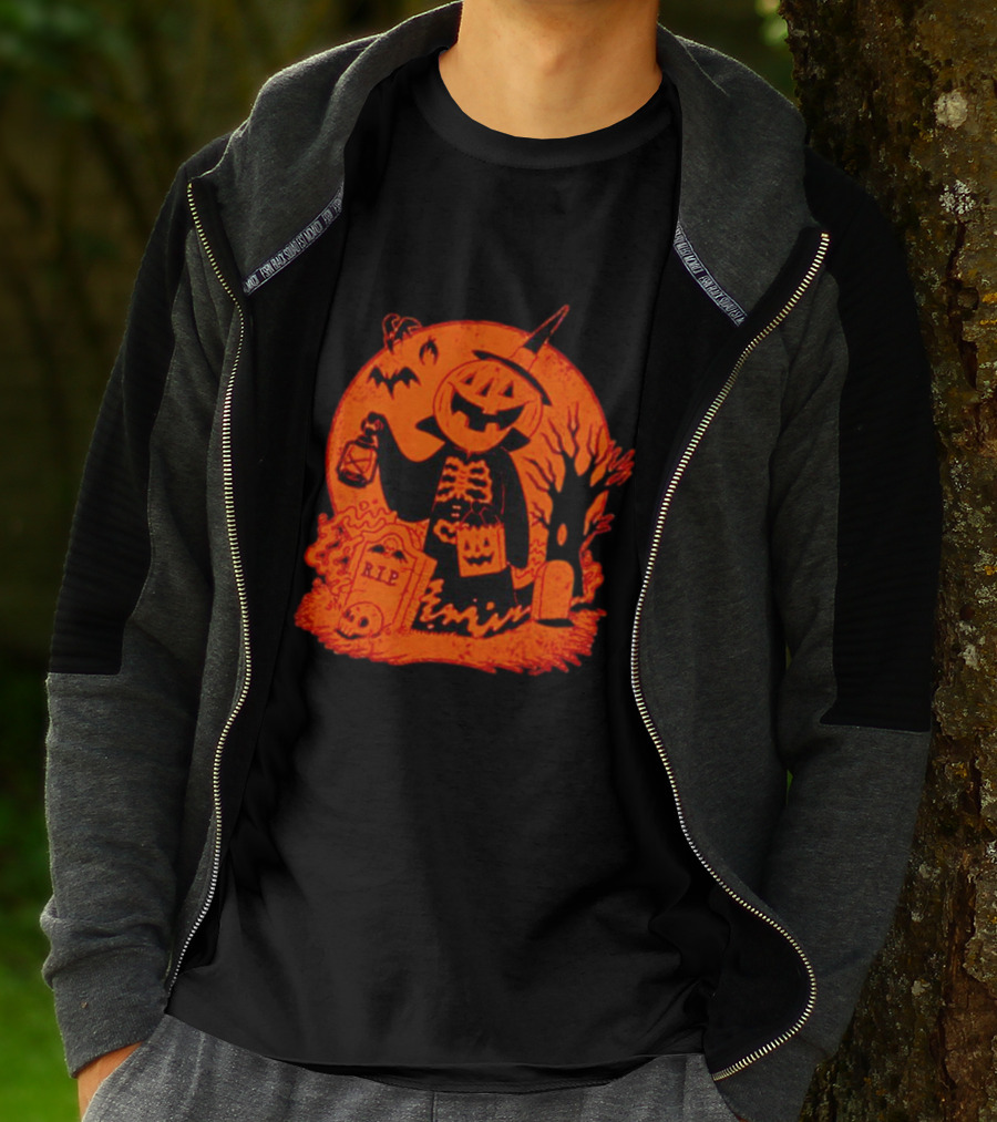 Vintage Spooky Halloween Jack-o'-Lantern Skeleton Moon Graveyard Lantern Bat Scene T-Shirt
