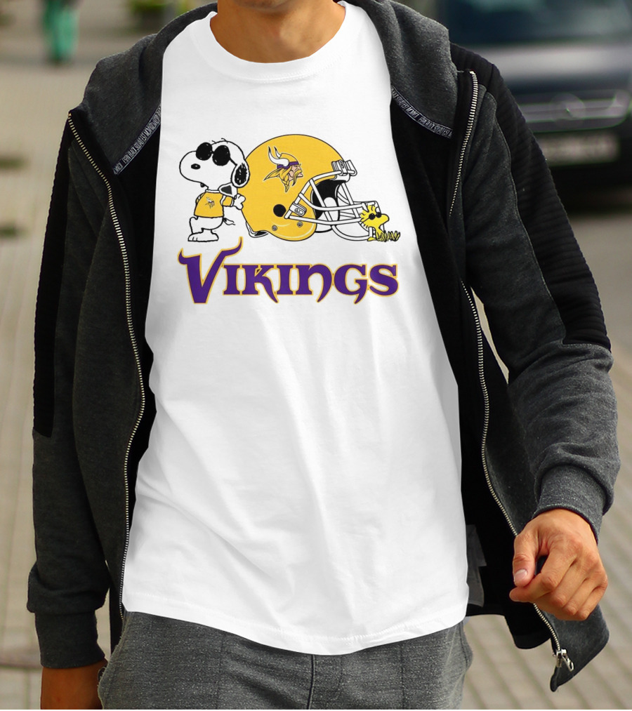 Minnesota Vikings Snoopy Woodstock Helmet T-Shirt