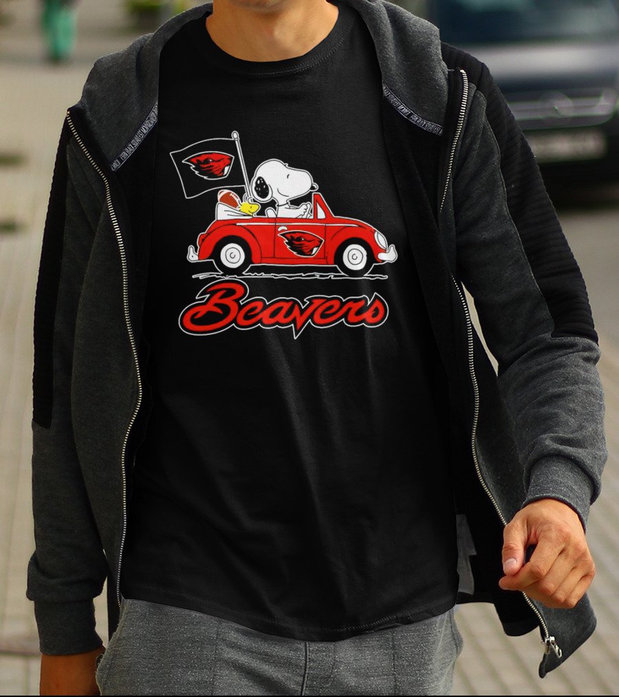 Snoopy Driving Oregon Beavers Football Car With Flag T-Shirt
