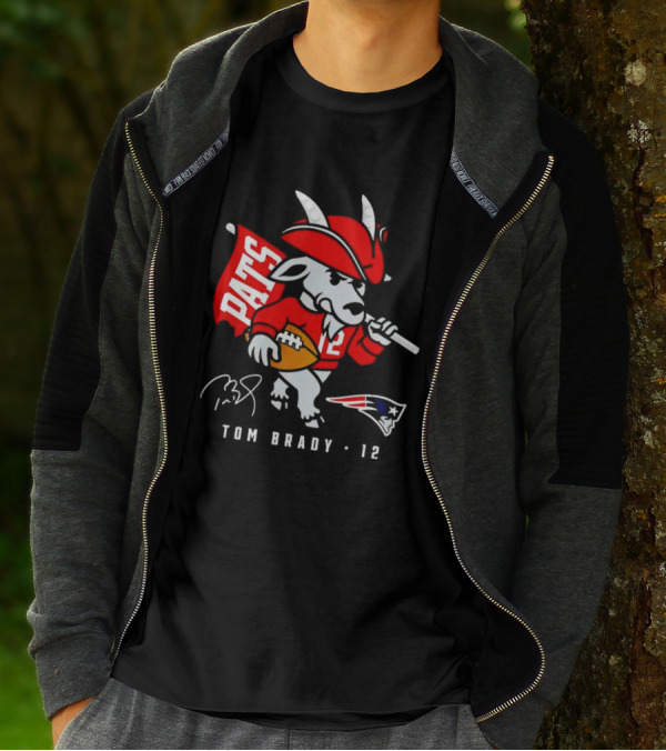 New England Patriots PATS Tom Brady 12 GOAT Logo Illustrative Character T-Shirt