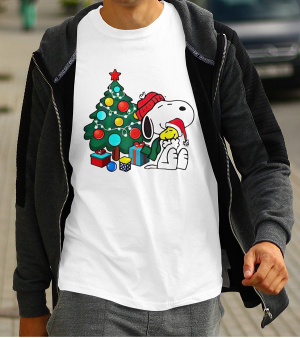 Peanuts Snoopy With Woodstock And Christmas Tree And Gifts T-Shirt