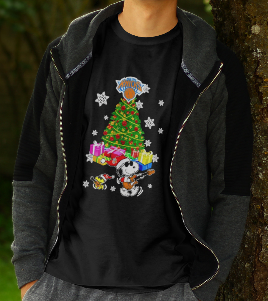 New York Knicks Snoopy Woodstock Christmas Tree Gifts Snowflakes T-Shirt