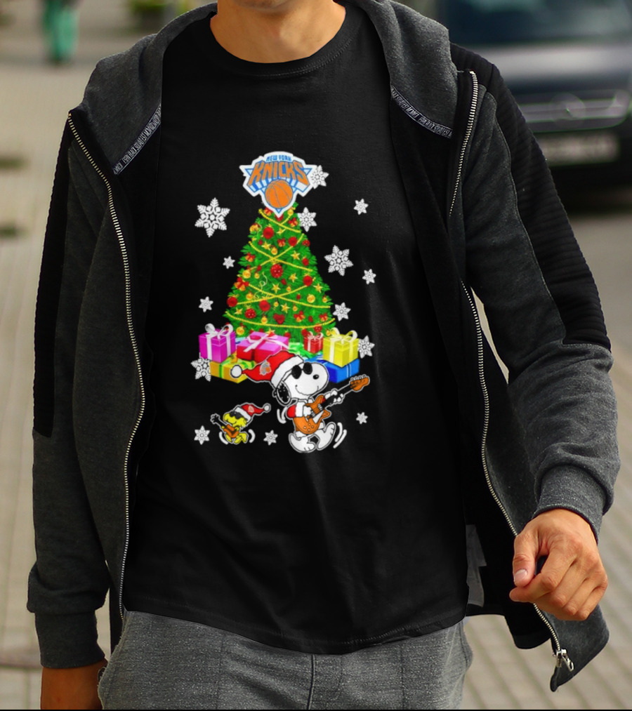 New York Knicks Snoopy Woodstock Christmas Tree Gifts Snowflakes T-Shirt