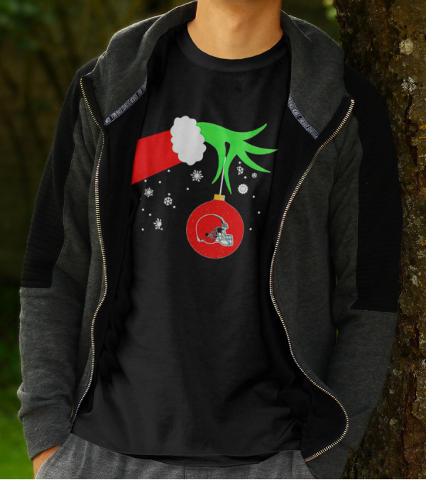 The Grinch Holding Cleveland Browns Ornament With Snowflakes T-Shirt