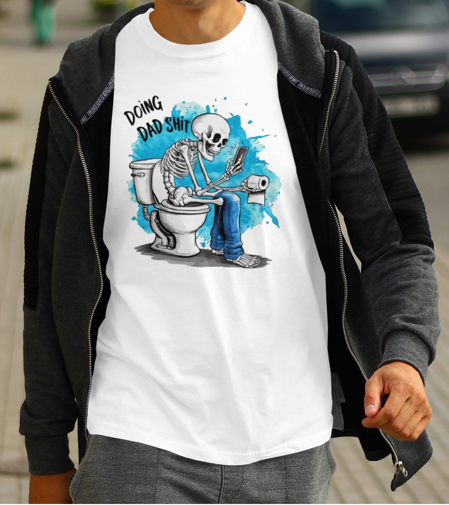 Skeleton Doing Dad Shit On Toilet With Phone And Toilet Paper T-Shirt