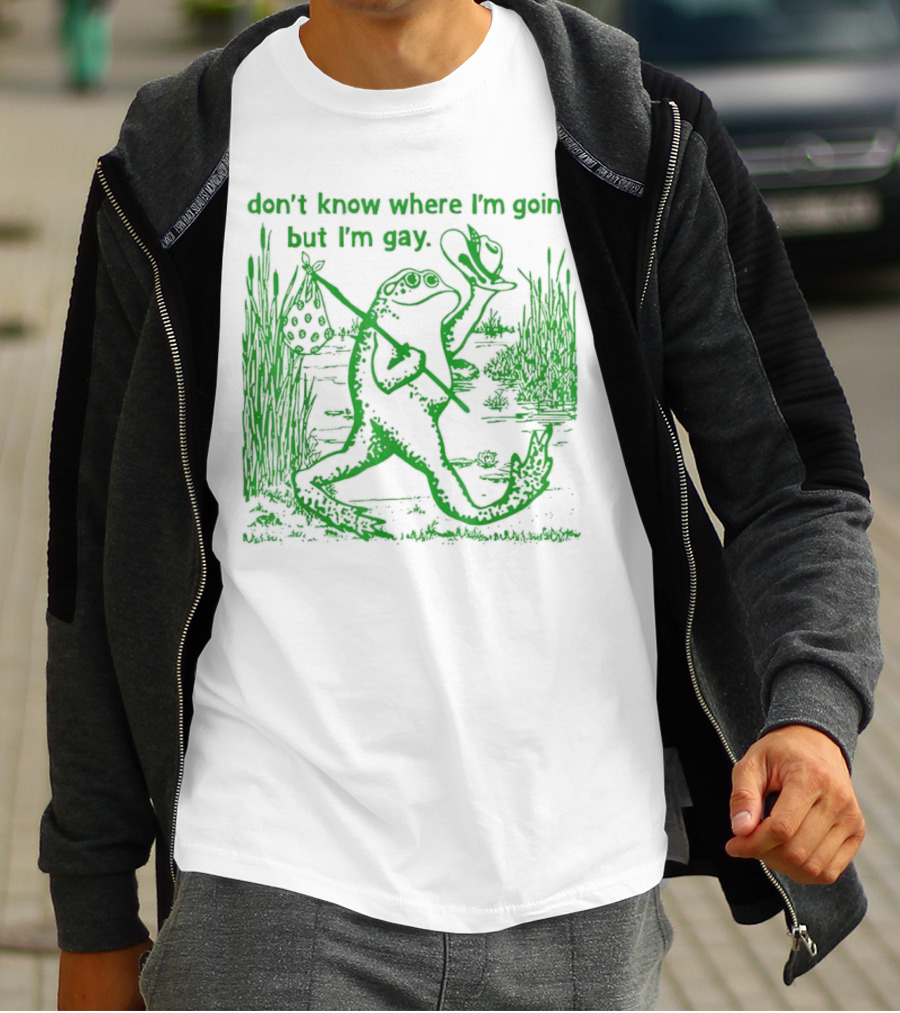 Don't Know Where I'm Going But I'm Gay Frog Carrying Bag And Hat In Nature Scene T-Shirt