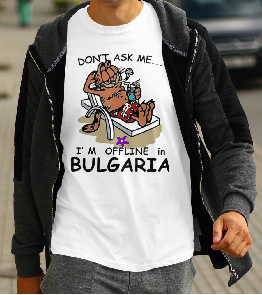 Garfield Relaxing Don't Ask Me I'm Offline In Bulgaria Holiday Mood T-Shirt