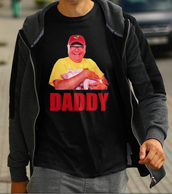 DADDY Hugging Pig Tim Walz Cap T-Shirt